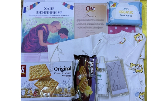 Далай ламын төрсөн өдрөөр шинэ төрсөн хүүхдүүдийг мялаажээ